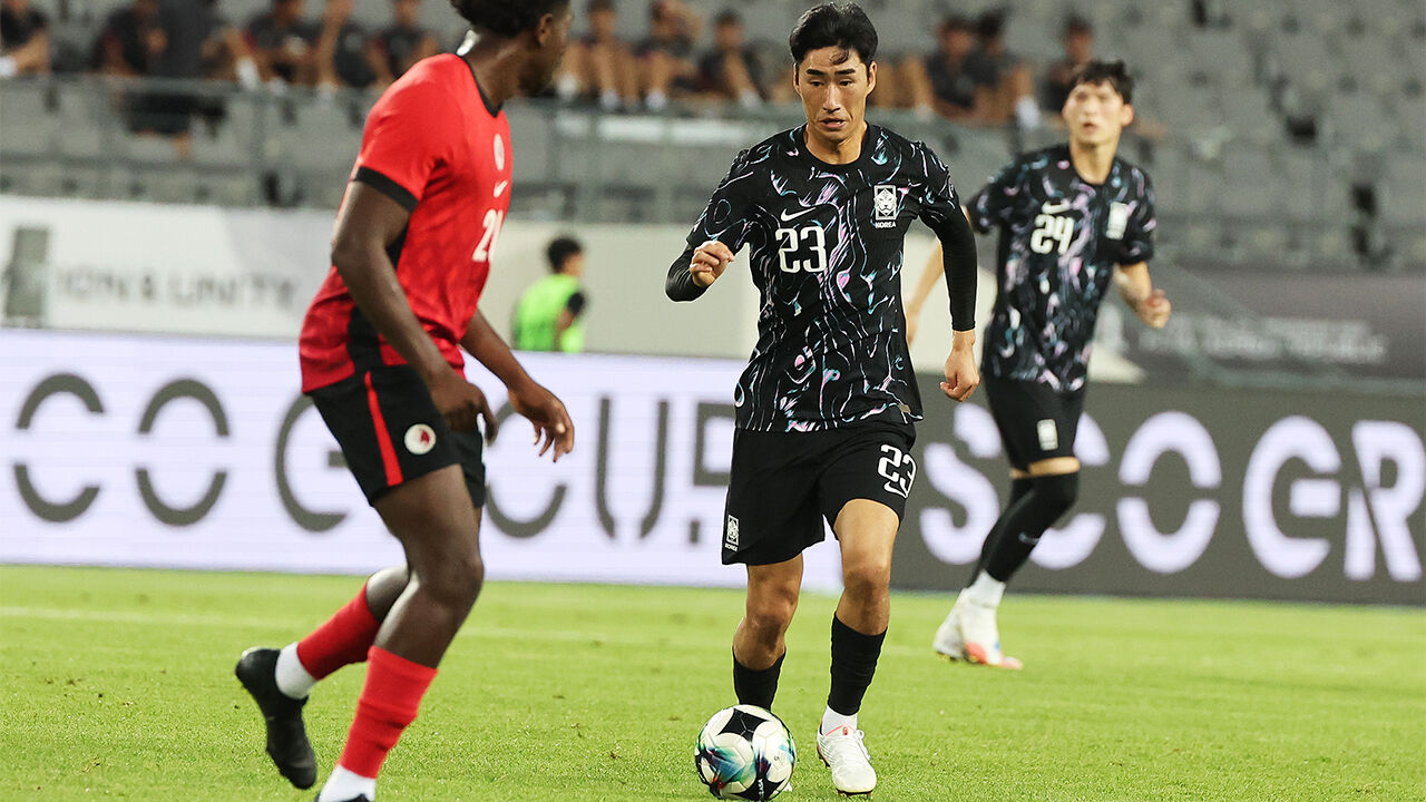 2025년 동아시아축구연맹(EAFF) E-1 챔피언십(동아시안컵) 남자부 2차전 한국과 홍콩의 경기에서 서민우 선수가 드리블하고 있다. (사진=연합뉴스)