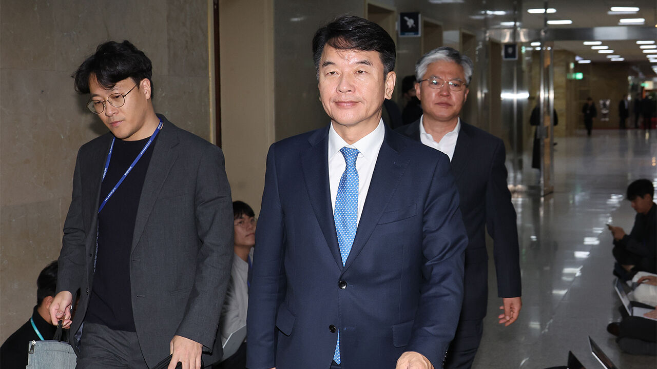 유상범 원내수석부대표 만나러 가는 문진석 원내수석부대표 (사진=연합뉴스)