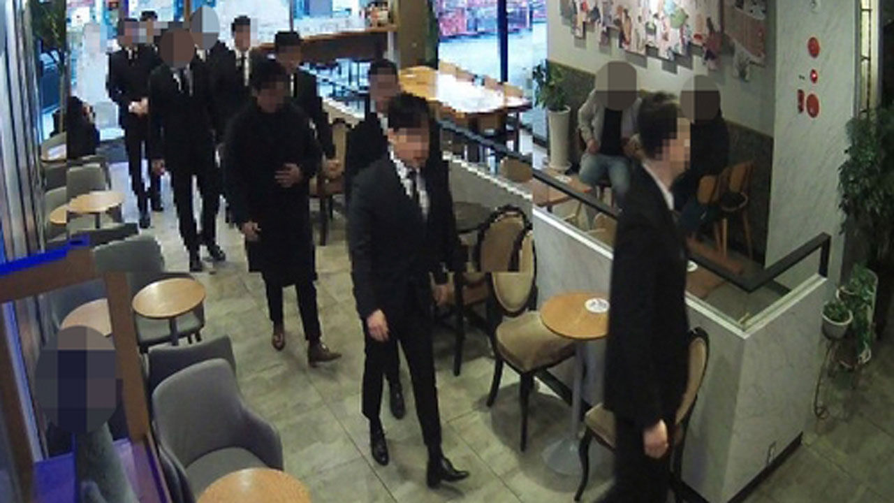 2025년 4월 한 상점에 소집된 폭력조직원들 (사진=부산경찰청 제공, 연합뉴스)