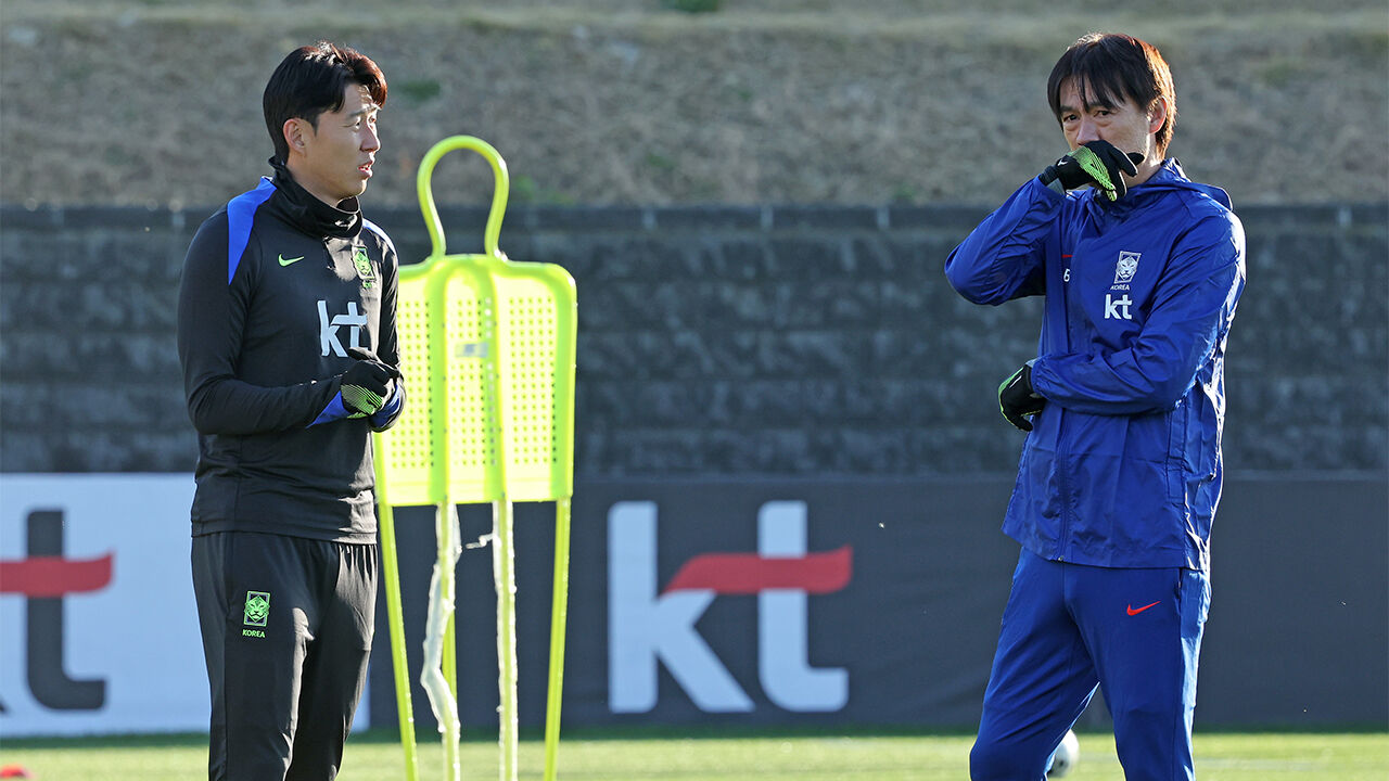 10일 오후 충남 천안 대한민국축구종합센터에서 축구대표팀 홍명보 감독(오른쪽)과 손흥민이 대화하고 있다. (사진=연합뉴스)