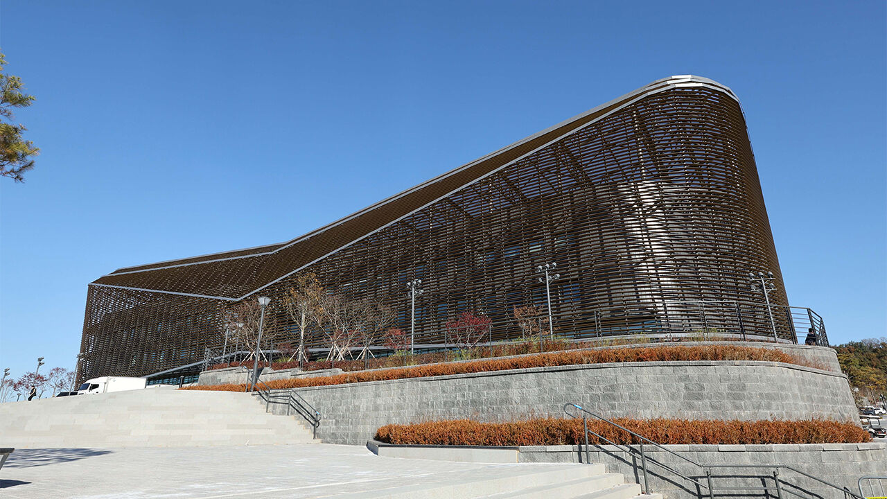 양탄자 잔디에 최신식 시설…한국 축구 천안 시대 개막