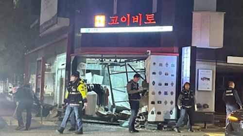서초구 중고명품 매장에 차량 돌진…인명피해 없어