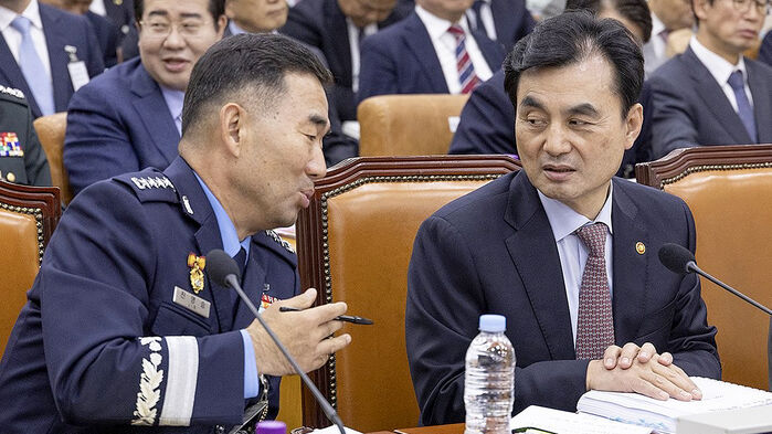 지난달 30일 국회 국방위에서 대화하는 안규백 국방장관과 진영승 합참의장