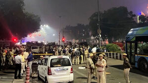 도로에 있던 승용차 갑자기 폭발…인도서 20여 명 사상