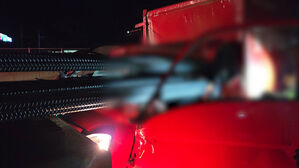 화물차 들이받은 택배 차량…50대 운전자 사망