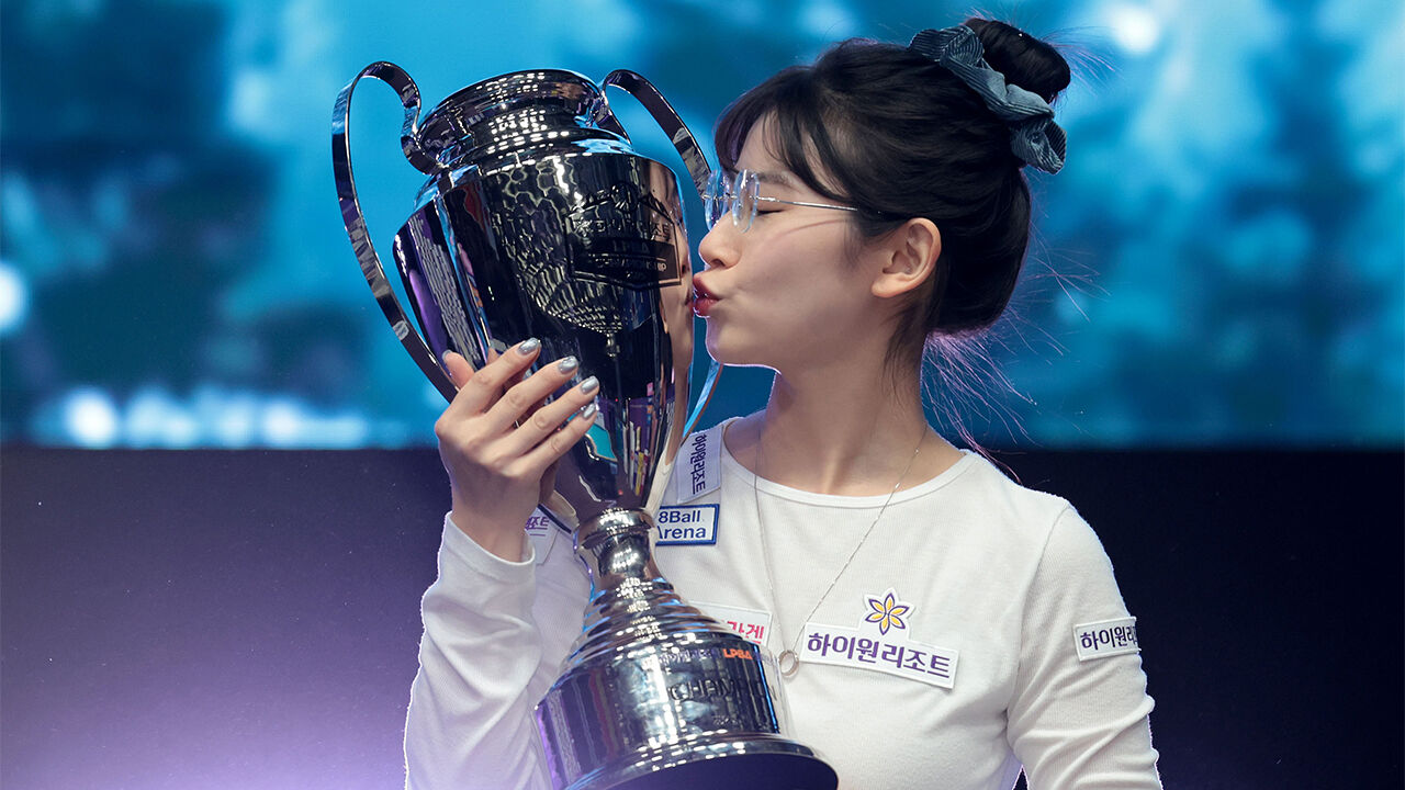 트로피에 입 맞추는 이미래 (사진=PBA 제공, 연합뉴스)