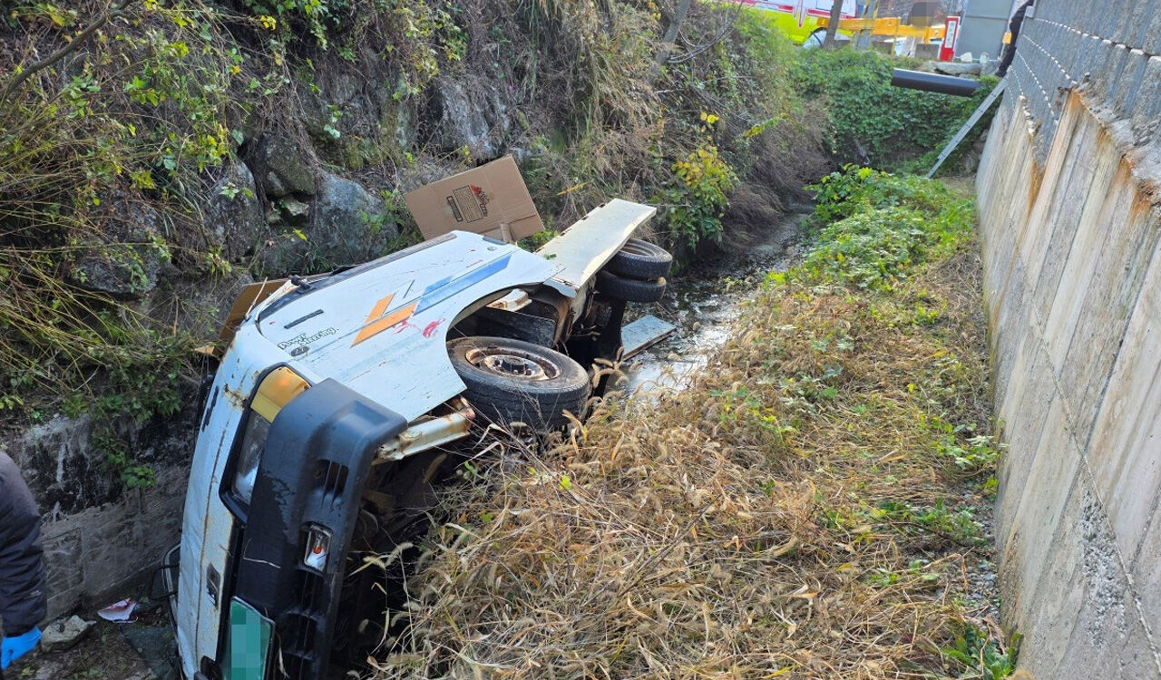 3m 아래 개울로 떨어진 차량…60대 차주 심정지