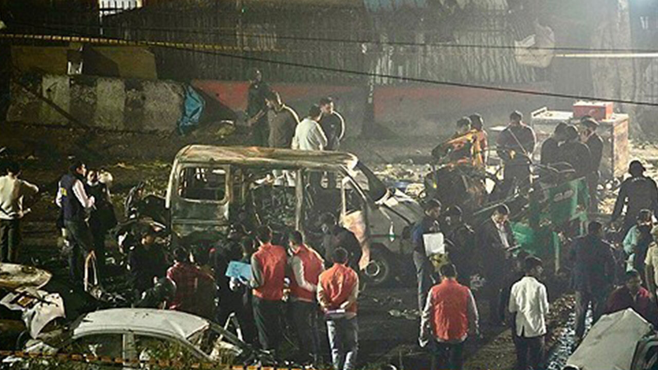 인도 델리 유적지 인근 차량 폭발로 8명 사망…테러 가능성 수사