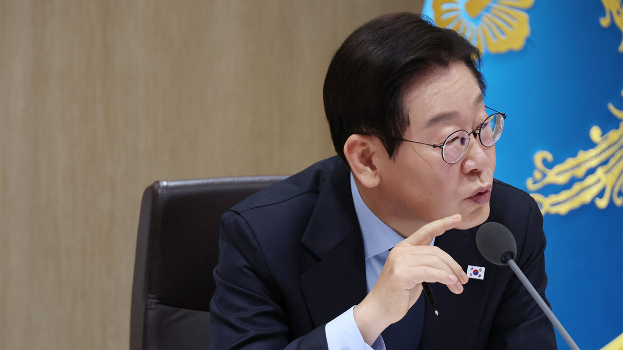 이 대통령 "정당이라고 아무 곳에나 현수막…법 개정해야"