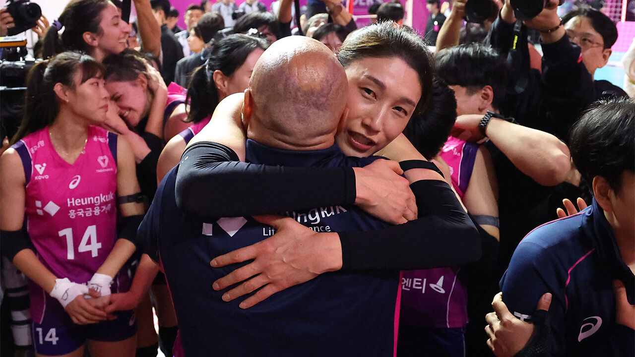 아본단자 감독과 포옹하는 김연경 (사진=연합뉴스)