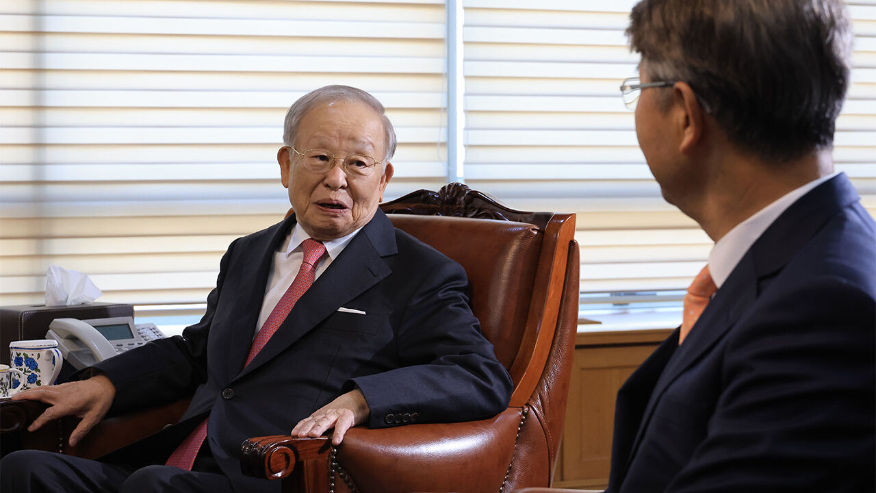 경총 "정년연장 대신 '퇴직 후 재고용'…임금체계 개편도 필요"