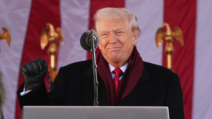 도널드 트럼프 미국 대통령이 11일(현지시간) 버지니아주 알링턴국립묘지에서 열린 재향군인의 날 행사에서 주먹을 들어 보이고 있다. (사진=AP, 연합뉴스)