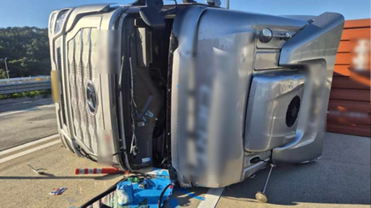 부산 동해고속도로서 트레일러 전도…2시간여 만에 정상 소통