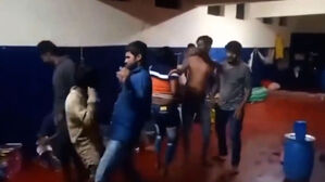 교도소 맞나…술판 벌이며 덩실덩실 '황당'