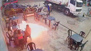 발 밑에서 시뻘건 불길…입에 문 순간 '확'