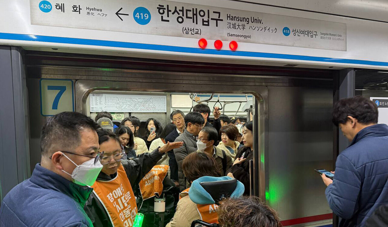 출근길 '전장연 시위'에 4호선 한성대입구 하행선 무정차