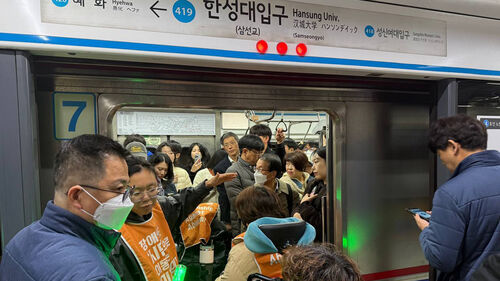 출근길 '전장연 시위'에 4호선 한성대입구 하행선 무정차