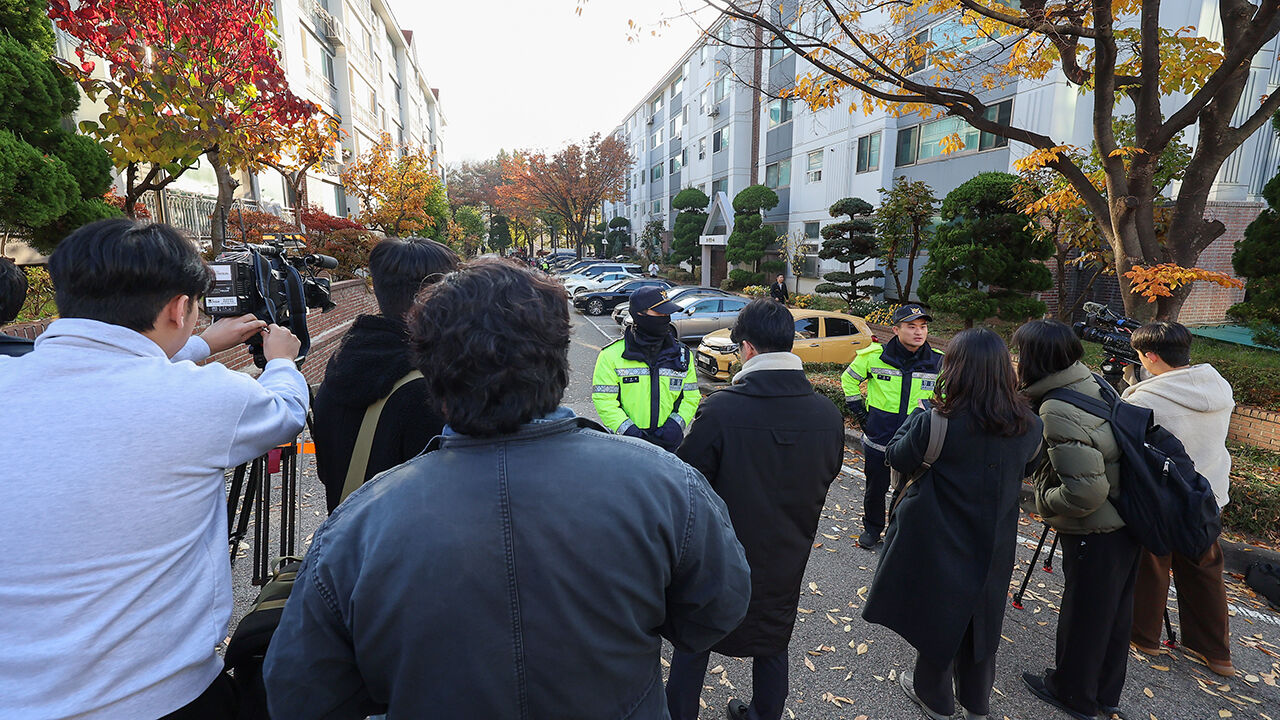 내란 특검팀이 12일 서울 용산구에 있는 황교안 전 국무총리 자택에서 내란 선전·선동 혐의와 관련해 체포영장을 집행 중인 모습 (사진=연합뉴스)