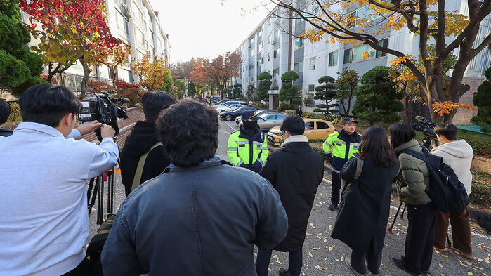 내란 특검팀이 12일 서울 용산구에 있는 황교안 전 국무총리 자택에서 내란 선전·선동 혐의와 관련해 체포영장을 집행 중인 모습 (사진=연합뉴스)