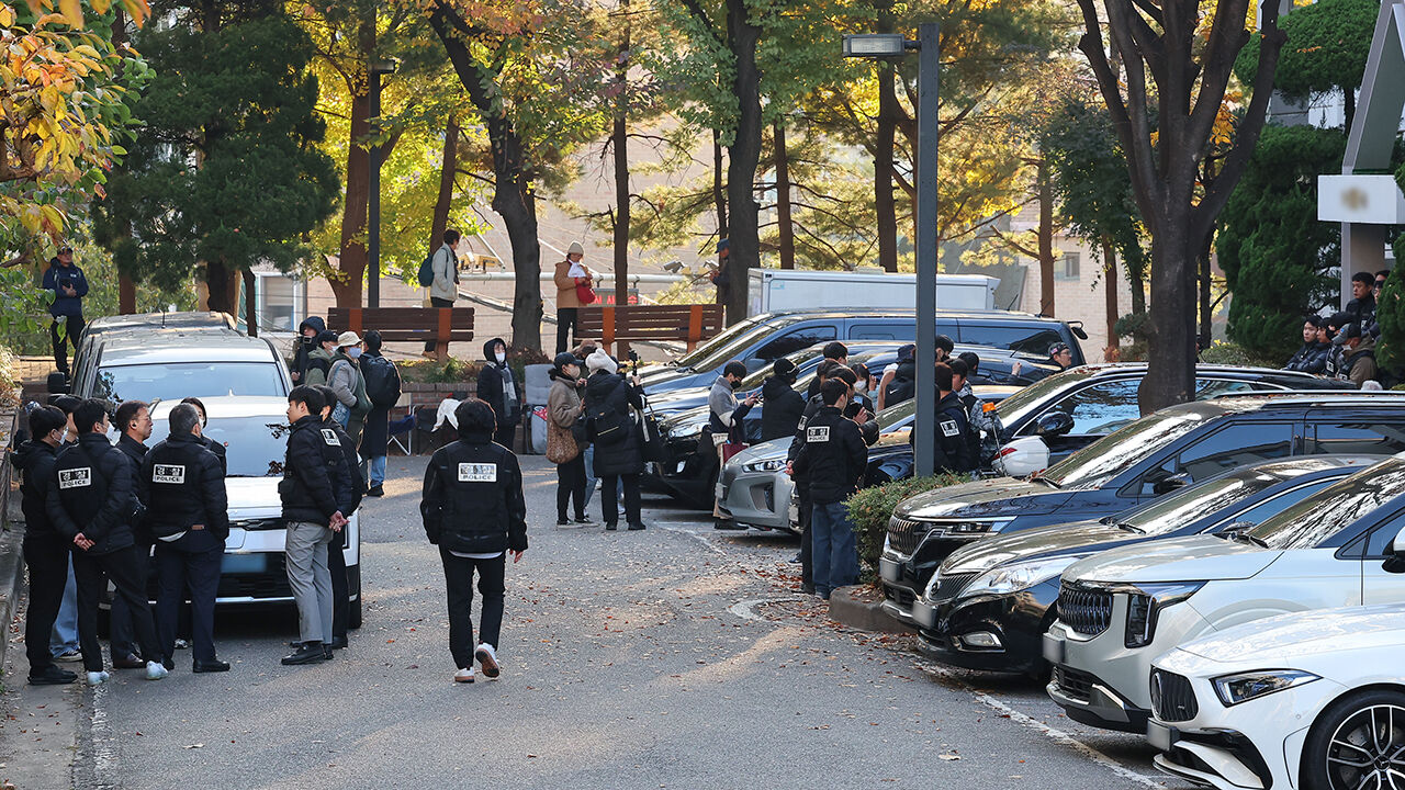 내란 특검팀이 12일 서울 용산구에 있는 황교안 전 국무총리 자택에서 내란 선전·선동 혐의와 관련해 체포영장을 집행 중인 모습 (사진=연합뉴스)