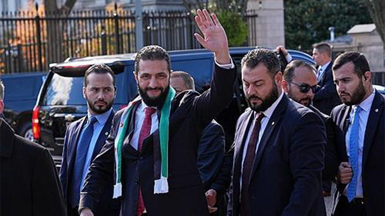 백악관 앞 걸어가는 알샤라 시리아 대통령 (사진=AP, 연합뉴스)