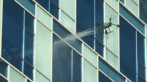 드론 띄워 건물 외벽 청소…"추락 사고 걱정 마세요"