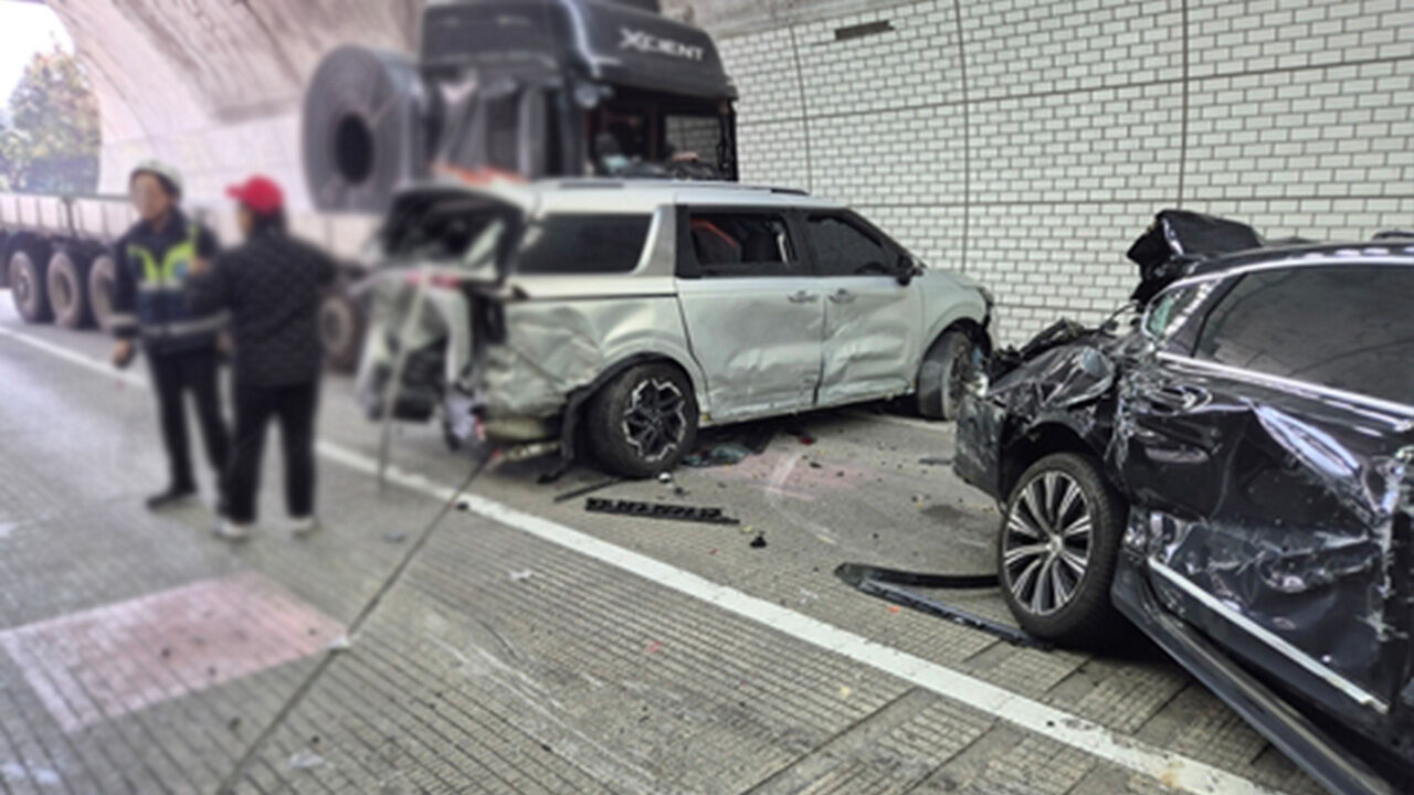 천안논산고속도로 차령터널서 8중 추돌사고…9명 다쳐