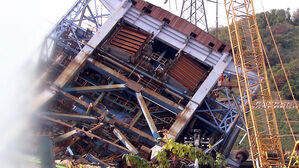 매몰자 2명 여전히 잔해 속에…붕괴 우려에 더딘 수색