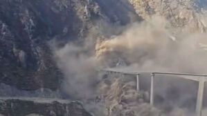 개통 10달 만에 '와르르'…"수수깡처럼 무너져" 다리 붕괴