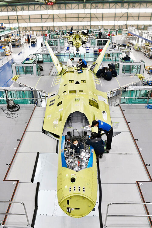 KF-21 시제기를 생산하는 KAI 조립동