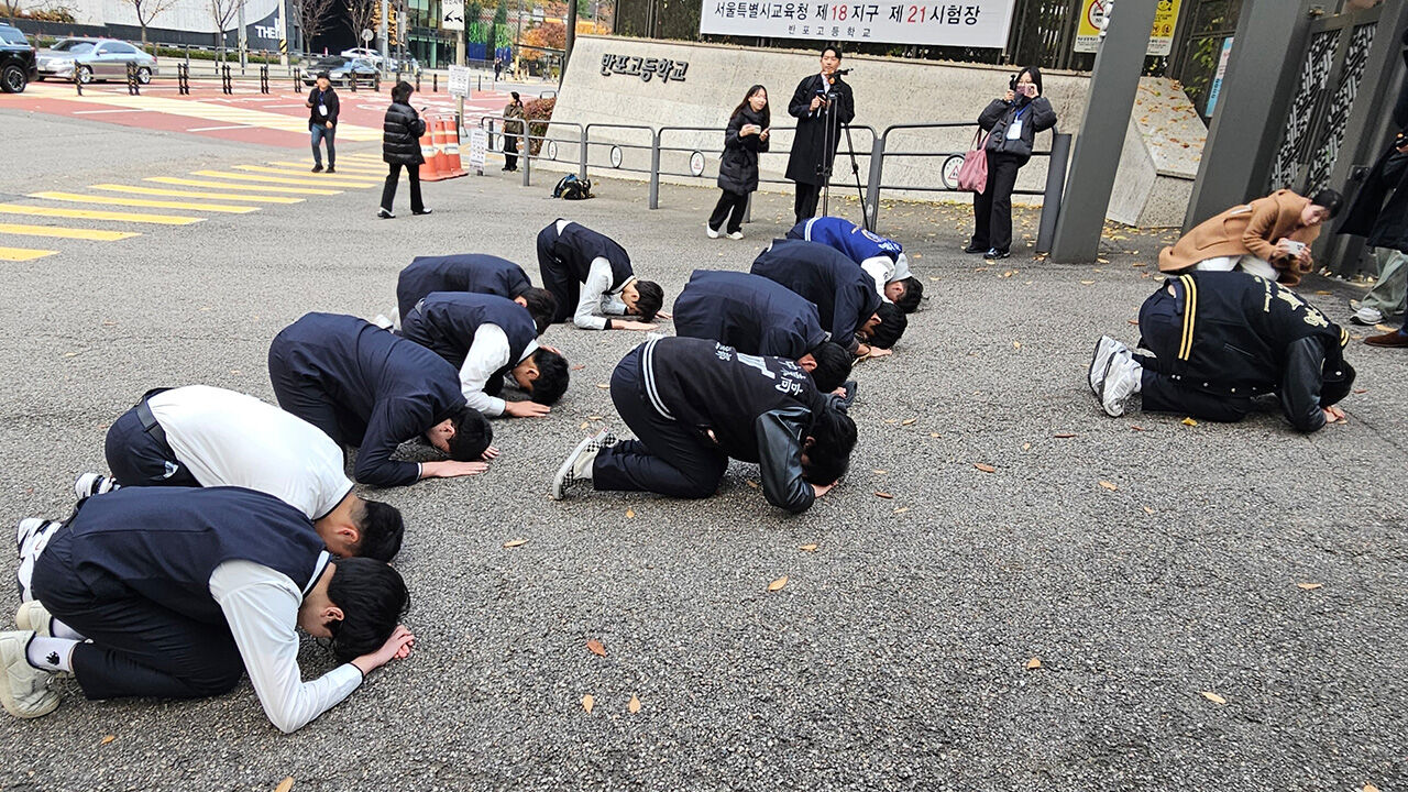 2026학년도 대학수학능력시험일인 13일 서울 서초구 반포고 교문 앞에서 후배들이 큰절을 하고 있다.