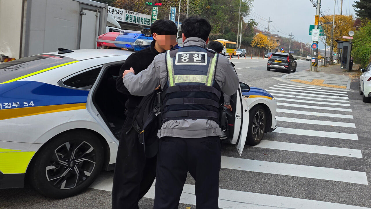 순찰차에서 내린 수험생 (사진=연합뉴스)