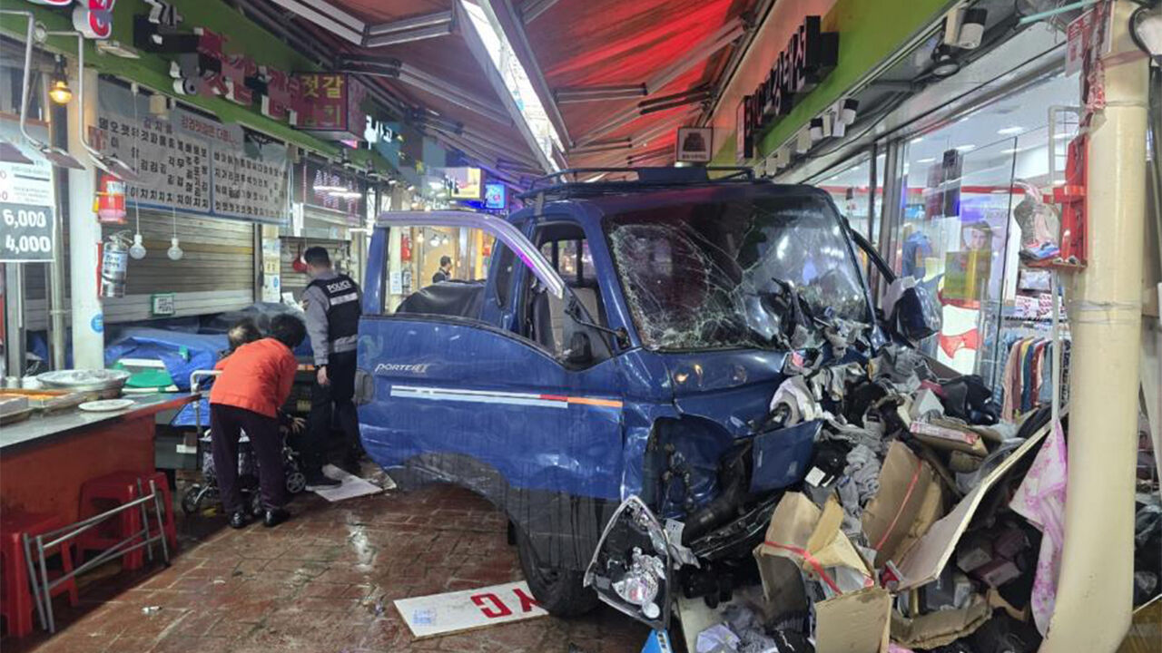 부천서 트럭이 시장 인도로 돌진…심정지 2명·중상 5명