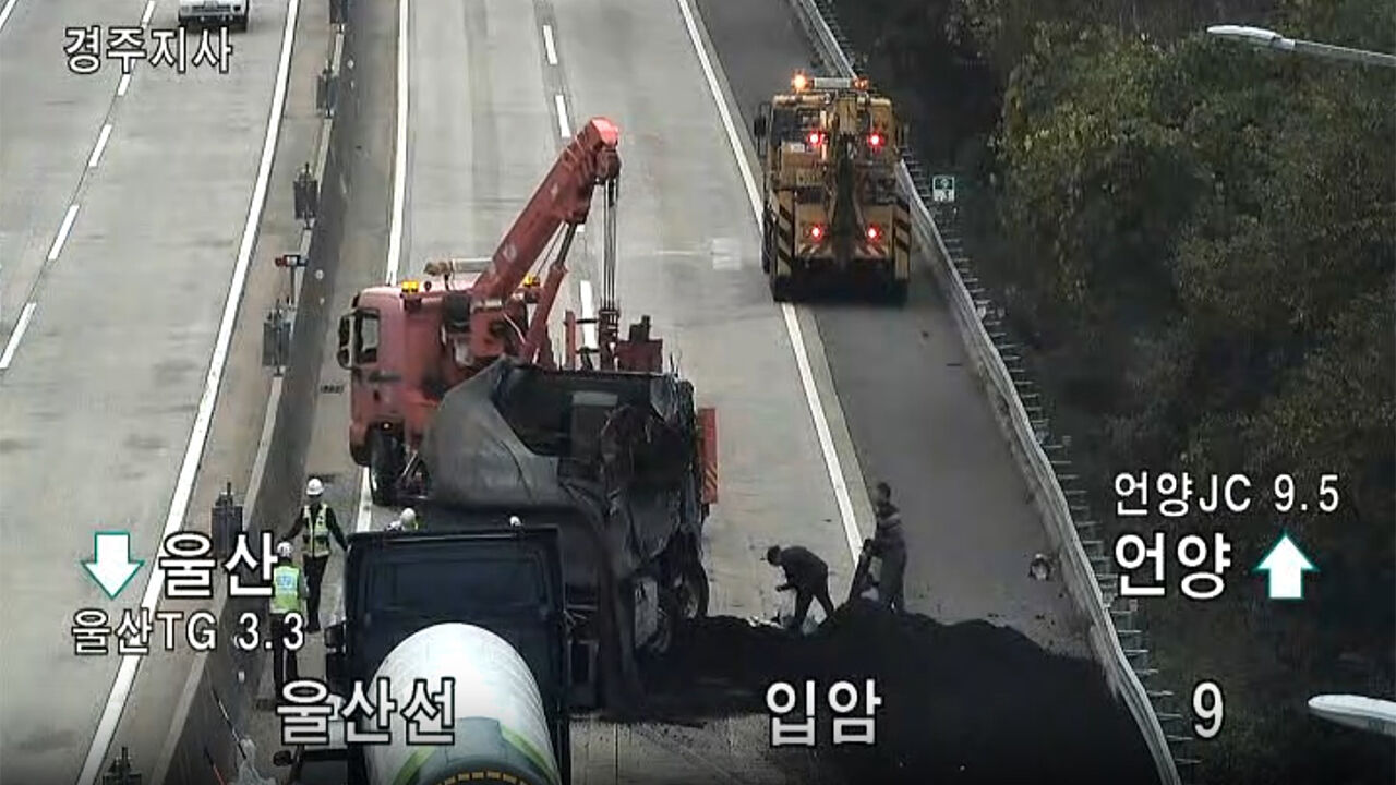 울산고속도로서 석탄 실은 화물차 전도…언양 방면 심한 정체