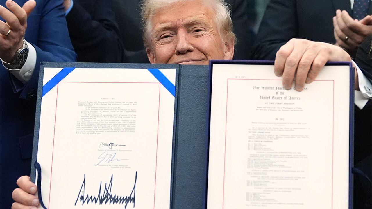 예산안 서명한 트럼프 대통령 (사진=AP, 연합뉴스)