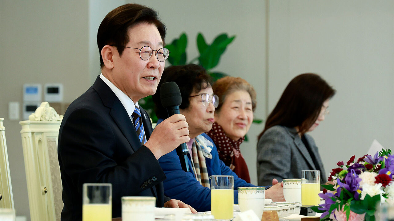 이 대통령, 민가협 초청 오찬…"삶의 역정 잊지 않을 것"