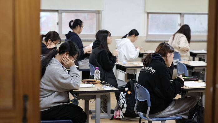 2026학년도 대학수학능력시험(수능)이 실시된 13일 오전 인천 미추홀구 인화여자고등학교에서 수험생들이 마지막 문제 풀이를 하고 있다.