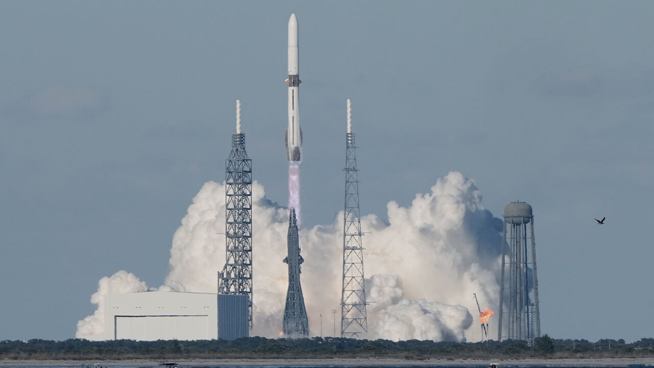 블루오리진, 화성탐사선 탑재 로켓 발사…부스터 회수도 성공