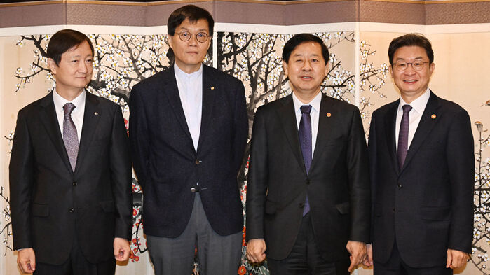 이찬진 금융감독원장(왼쪽부터), 이창용 한국은행 총재, 구윤철 부총리 겸 기획재정부 장관, 이억원 금융위원장이 기념 촬영하고 있다.