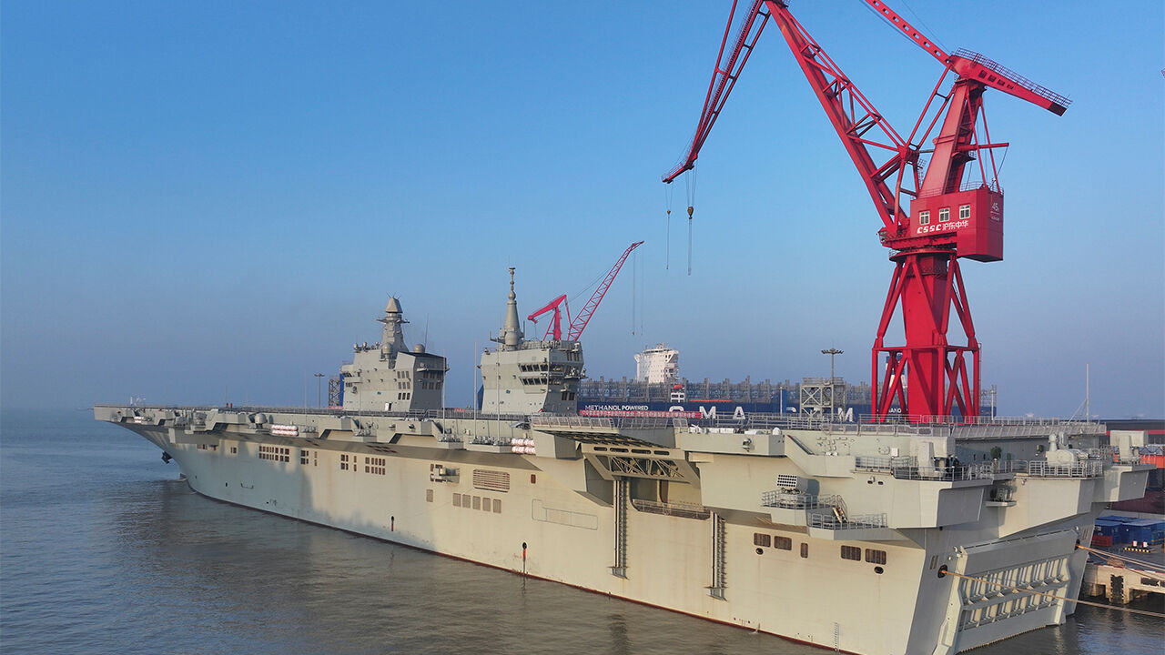 중국 경항모 쓰촨함, 첫 항행 시험…상하이서 출항