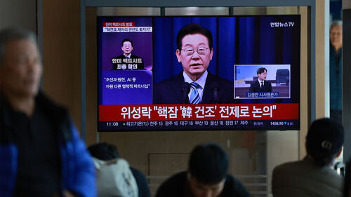 대통령실 브리핑 시청하는 시민들