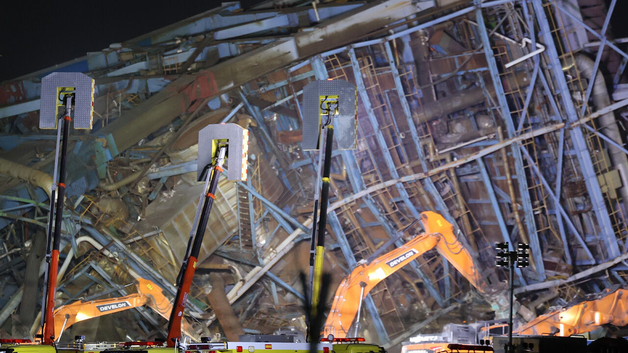 울산화력 붕괴 마지막 실종자 발견…접근 중