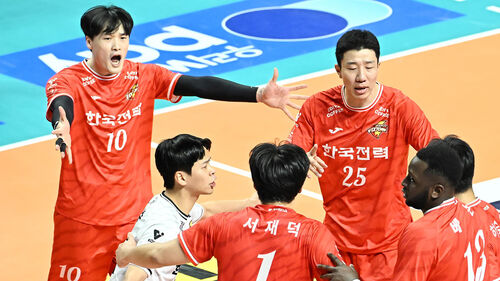 '베논 트리플크라운' 한국전력, 우리카드에 셧아웃 승리