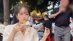 한국인 먹던 라면 훔쳐가선…"담배 물고 질척" 황당