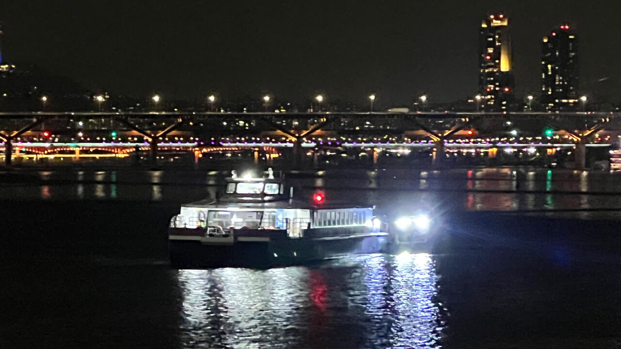 80여 명 탄 한강버스, 강바닥 걸려 멈춰…승객 모두 구조돼