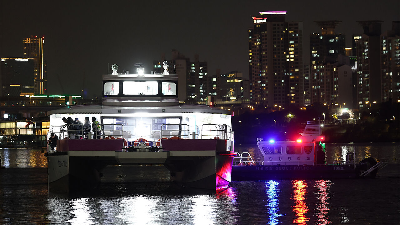 한강버스, 운항 도중 강바닥에 걸려 멈춰…승객 82명 모두 구조