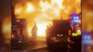 고속도로 한복판 치솟은 불기둥…유조차 폭발 2명 사망