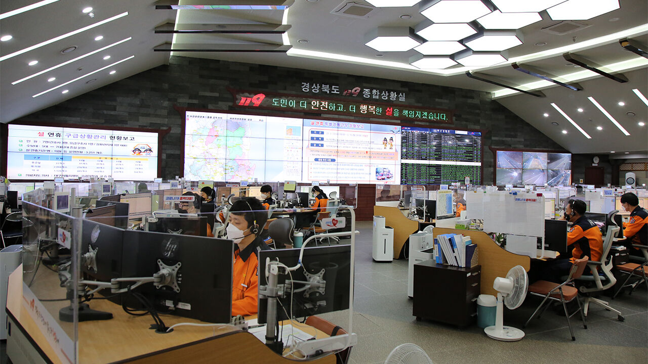 상주영천고속도로 유조차 등 사고 화재…2명 사망, 양방향 통제