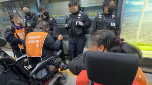 전장연 출근길 탑승 시위로 4호선 혜화역 하행선 무정차 통과