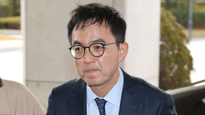 구자현 검찰총장 대행 첫 출근…'검사장 전보' 질문엔 침묵